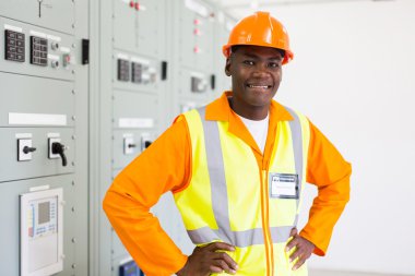 Elektrikçi elektrik santrali kontrol odasında