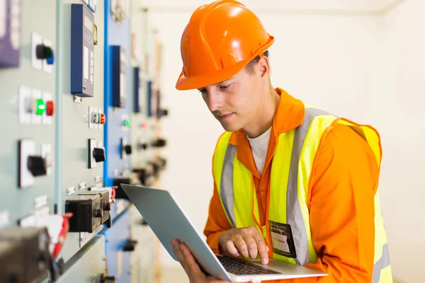 Ingeniero usando ordenador portátil — Foto de Stock