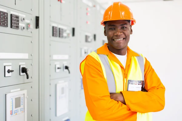 Électricien dans la salle de contrôle de la centrale — Photo