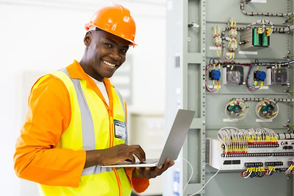 Ingeniero con portátil en la sala de control de la máquina —  Fotos de Stock