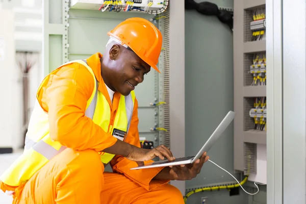 Ingenieur met laptop in de controlekamer van de machine — Stockfoto