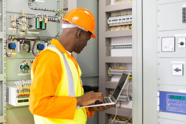 Ingenieur met laptop in de controlekamer van de machine — Stockfoto