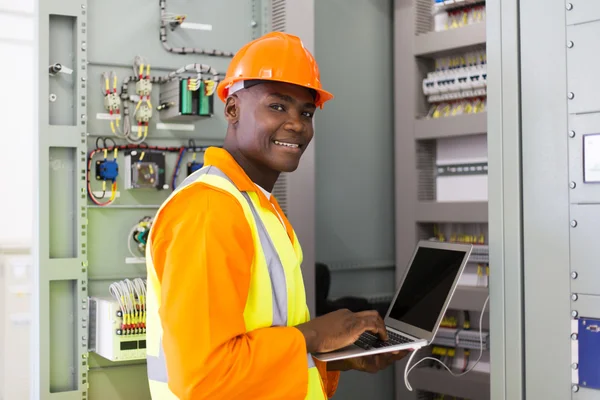 Engineer with laptop in machine control room — Stock Photo, Image