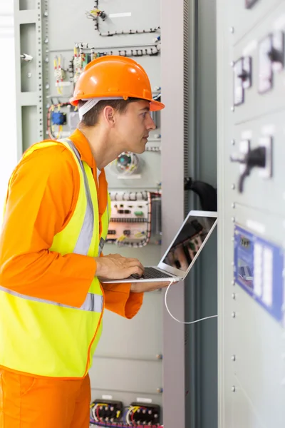 Ingenieur mit Laptop — Stockfoto