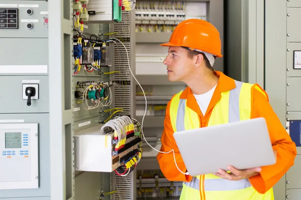 Engenheiro usando computador portátil — Fotografia de Stock