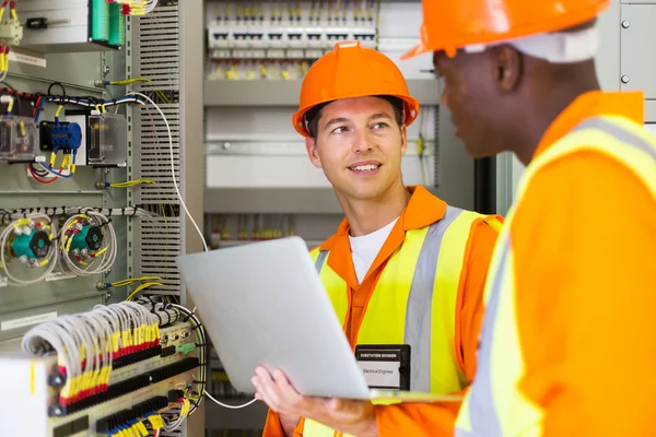 Ingenieure mit Laptop-Computer — Stockfoto