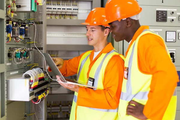 Engenheiros usando computador portátil — Fotografia de Stock