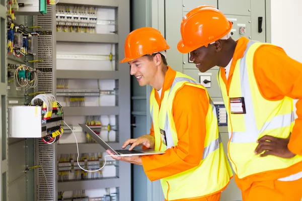 Engineers using laptop computer — Stock Photo, Image