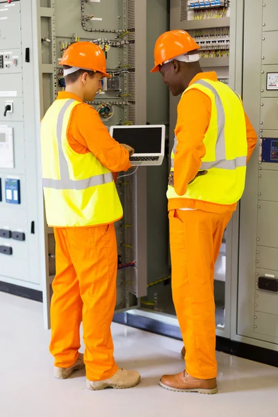 Ingenieros que utilizan ordenador portátil — Foto de Stock