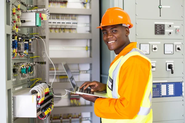 Engenheiro com laptop na sala de controle da máquina — Fotografia de Stock