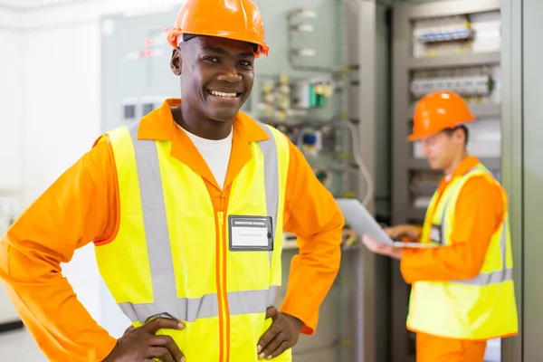 Trabajadores técnicos que utilizan el ordenador portátil — Foto de Stock