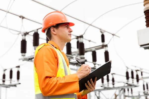 Engenheiro elétrico segurando prancheta — Fotografia de Stock