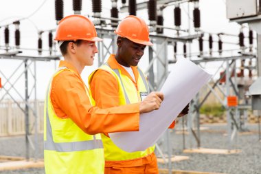Blueprint tutan elektrikçiler