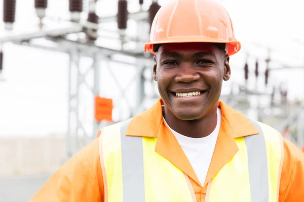 Trabalhador eléctrico na subestação — Fotografia de Stock