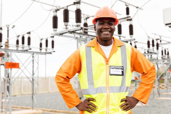 Elektrische arbeider in onderstation — Stockfoto