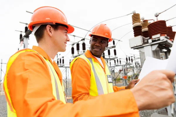 Electricistas sosteniendo plano — Foto de Stock