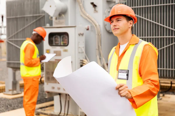 Ingénieur industriel avec plan directeur — Photo