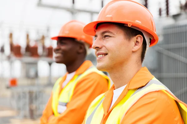 Ingenieros eléctricos en subestación — Foto de Stock