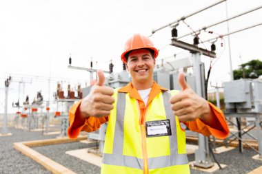 Elektrikçi başparmak yukarıya, Trafo Merkezi ile