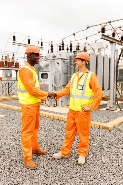 Empresa eléctrica compañeros de trabajo temblando la mano —  Fotos de Stock