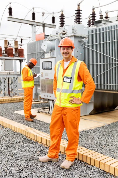 Ingeniero eléctrico con colega — Foto de Stock