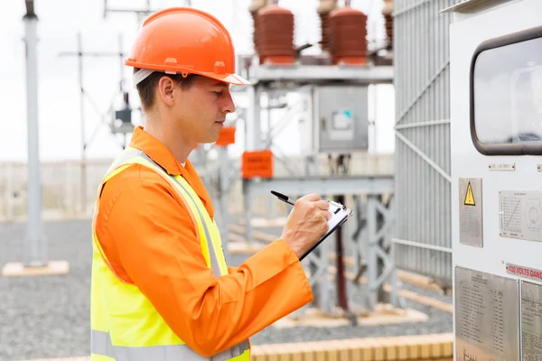 Engenheiro elétrico segurando prancheta — Fotografia de Stock