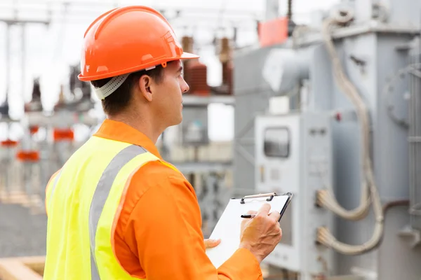 Engenheiro elétrico segurando prancheta — Fotografia de Stock