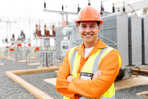 Elektrotechnisch ingenieur met gekruiste armen — Stockfoto