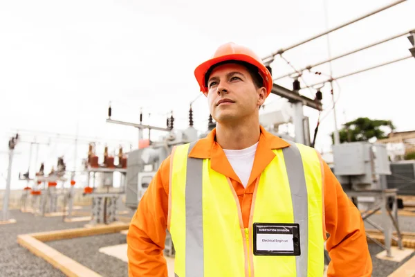 Engenheiro elétrico masculino — Fotografia de Stock