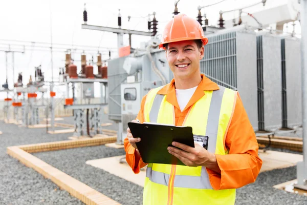 Ingeniero eléctrico sujetando portapapeles —  Fotos de Stock