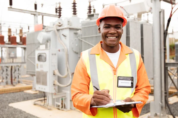 Eletricista trabalhando na subestação elétrica — Fotografia de Stock