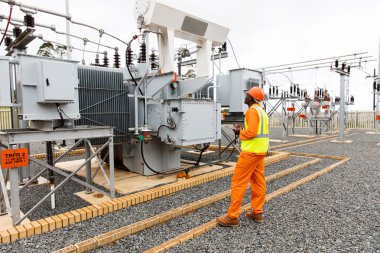 Elektrikçi elektrik alt istasyonlar içinde çalışma