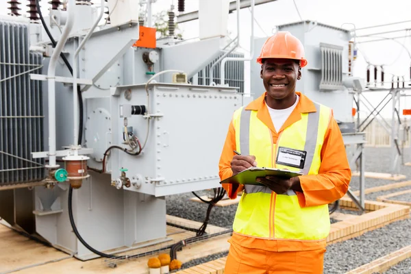 Elektriker som arbetar i elektriska transformatorstation — Stockfoto