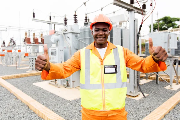 Técnico africano na subestação — Fotografia de Stock