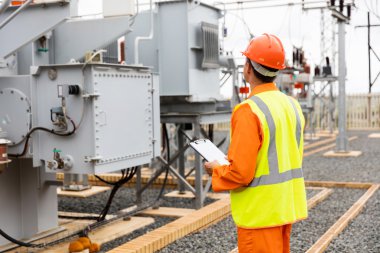 elektrik şirketi Trafo Merkezi işçisi