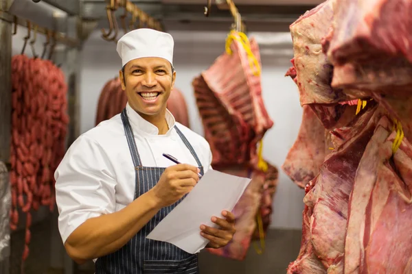 Slager permanent in slagerij — Stockfoto