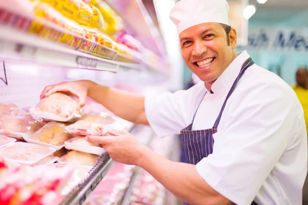 Slager werken in de slagerij — Stockfoto