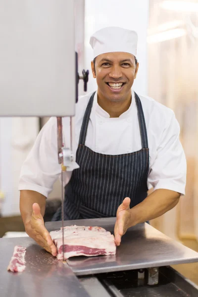 Macellaio taglio carne sulla sega a nastro — Foto Stock