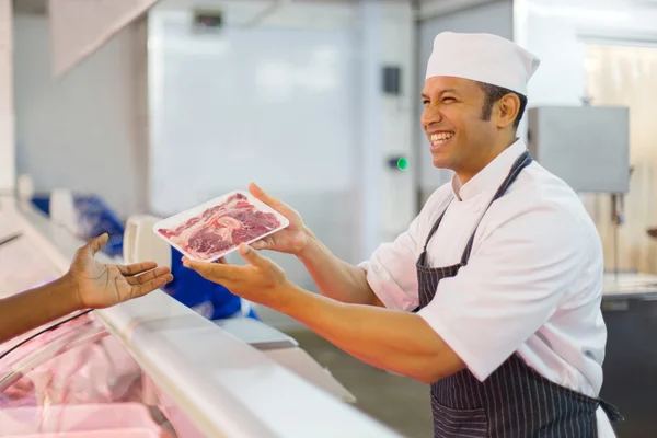 Butcher serving customer — Stock Photo, Image