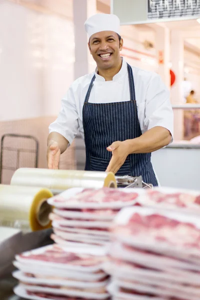 Carnicero envolviendo carne —  Fotos de Stock