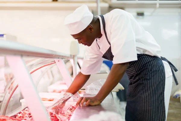 Açougueiro pegar pedaços de carne — Fotografia de Stock