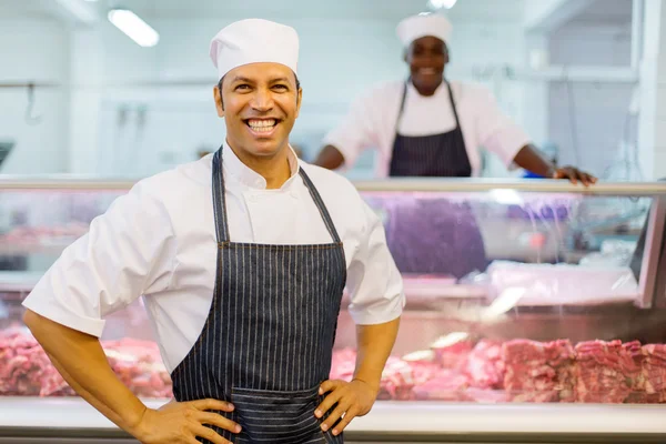 Slager met mede-werker in slagerij — Stockfoto