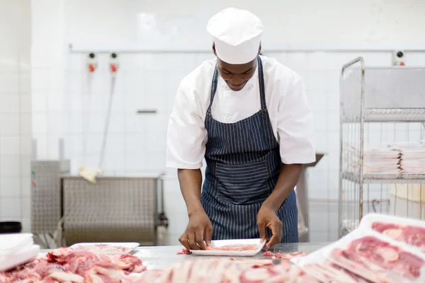 Werken in de slagerij slager — Stockfoto