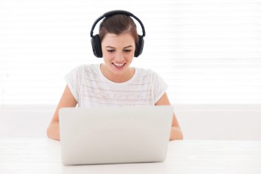 Evde dizüstü bilgisayar kullanan kız