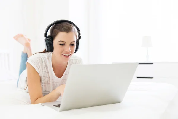 Žena s sluchátka a laptop — Stock fotografie