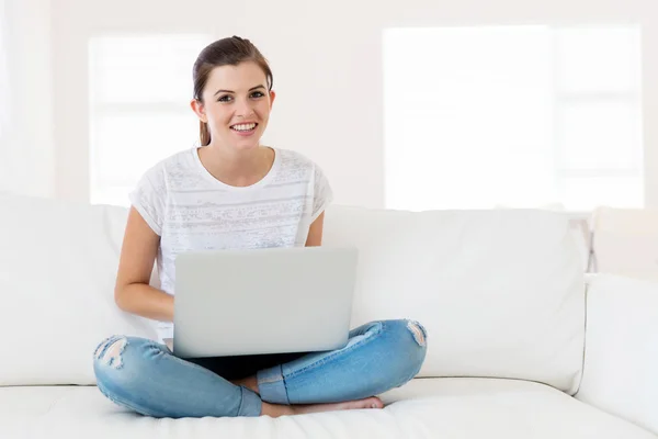Mulher em casa usando laptop — Fotografia de Stock