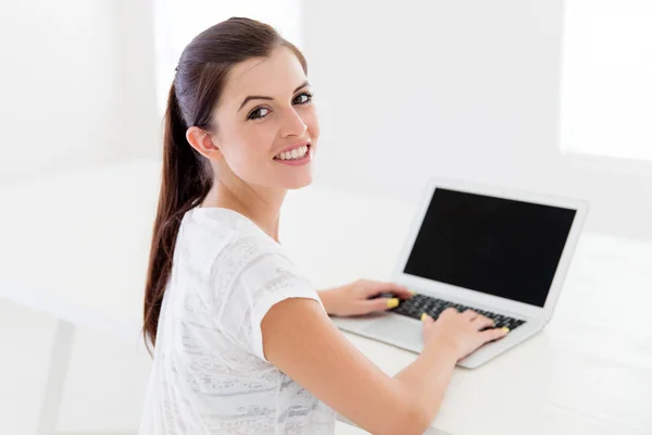 Chica usando el ordenador portátil en casa —  Fotos de Stock