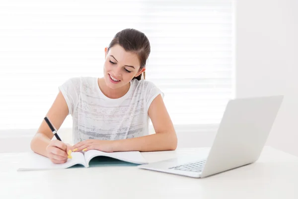 Meisje studeren thuis — Stockfoto