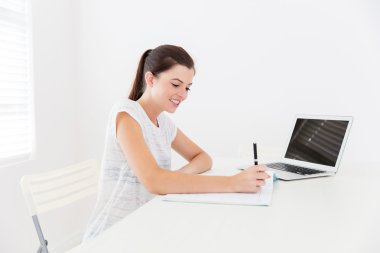 Kız evde çalışıyor.