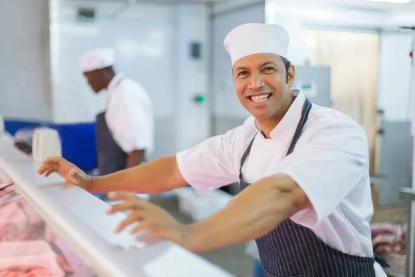 Carnicero con su compañero de trabajo en la carnicería — Foto de Stock